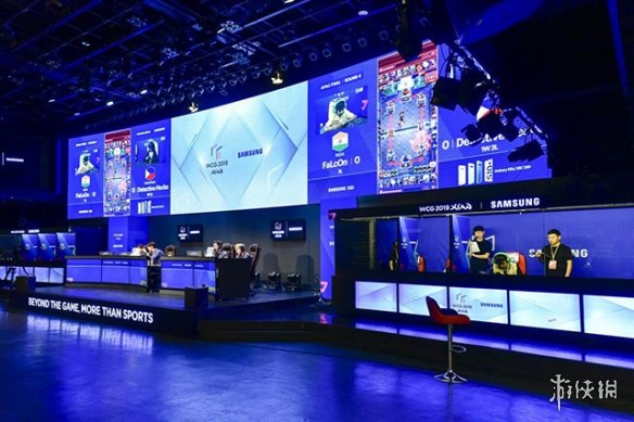 纷纷侧目 纷纷侧目